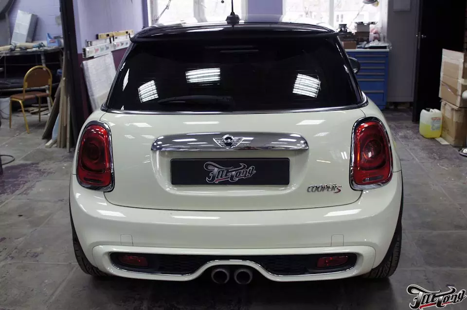 Mini Cooper S. Шумоизоляция дверей и задних крыльев.